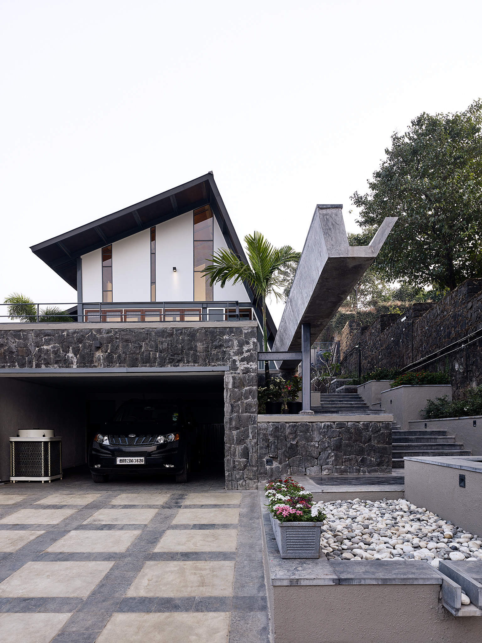 Opolis Architects, roof-house in Khandala